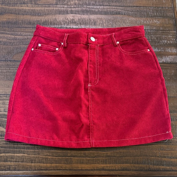 NWOT Le Lis Red Mini Skirt with Bow Details - Picture 3 of 3